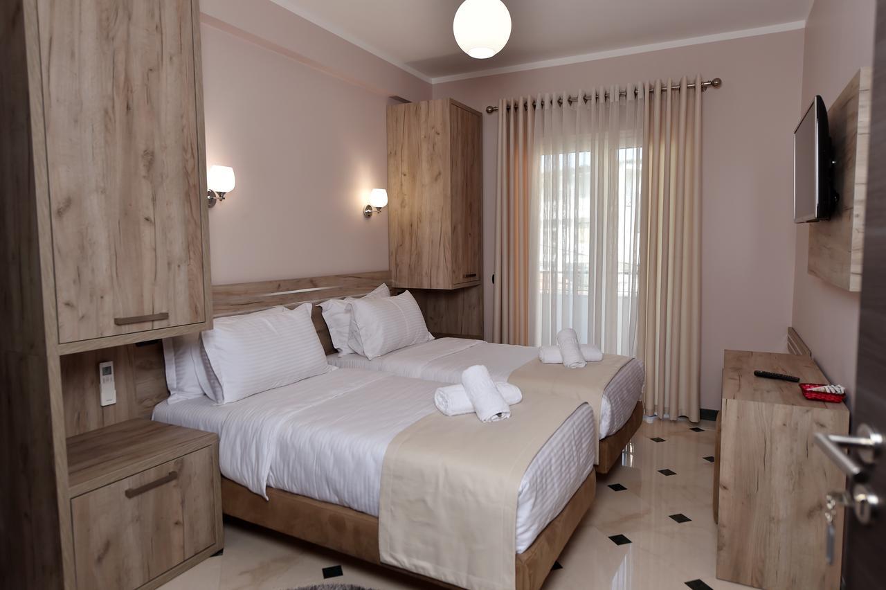 Pandora Tirana