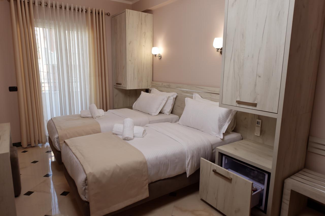 Pandora Tirana